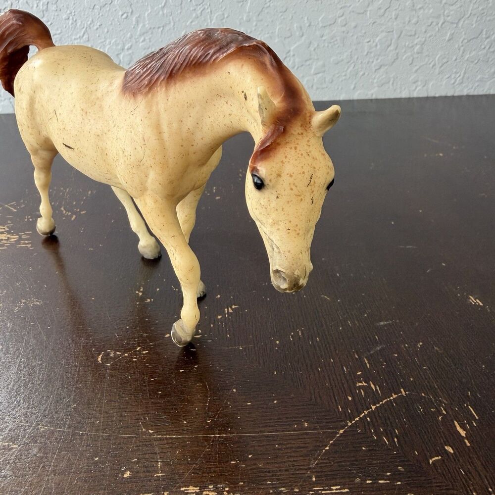 Breyer Classic Arabian Stallion Walking Light Cream Beige w Brown Mane & Tail - Picture 3 of 6